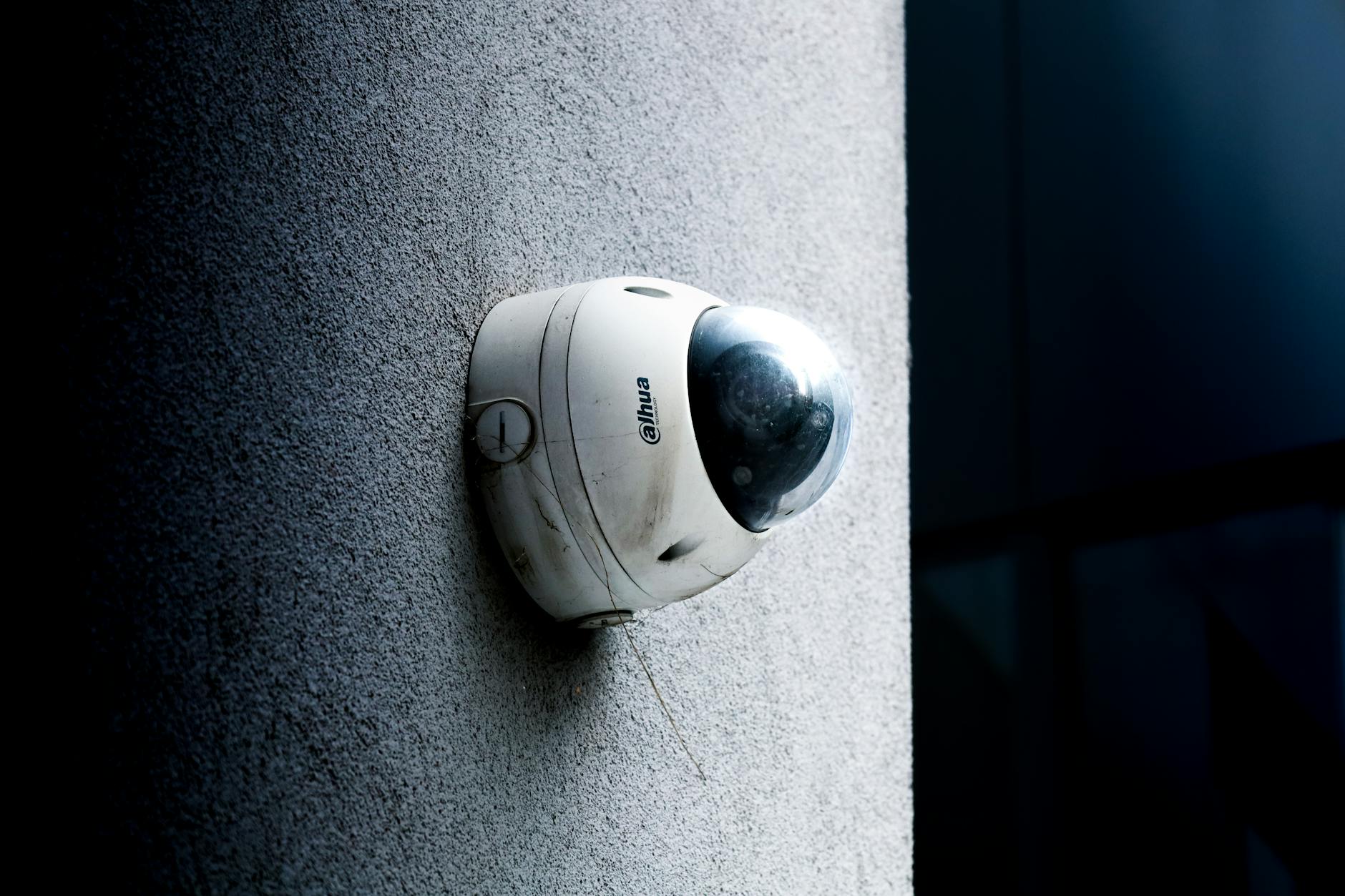 Hikvision vs Dahua cho nhà máy: So sánh kỹ thuật chi tiết 2026