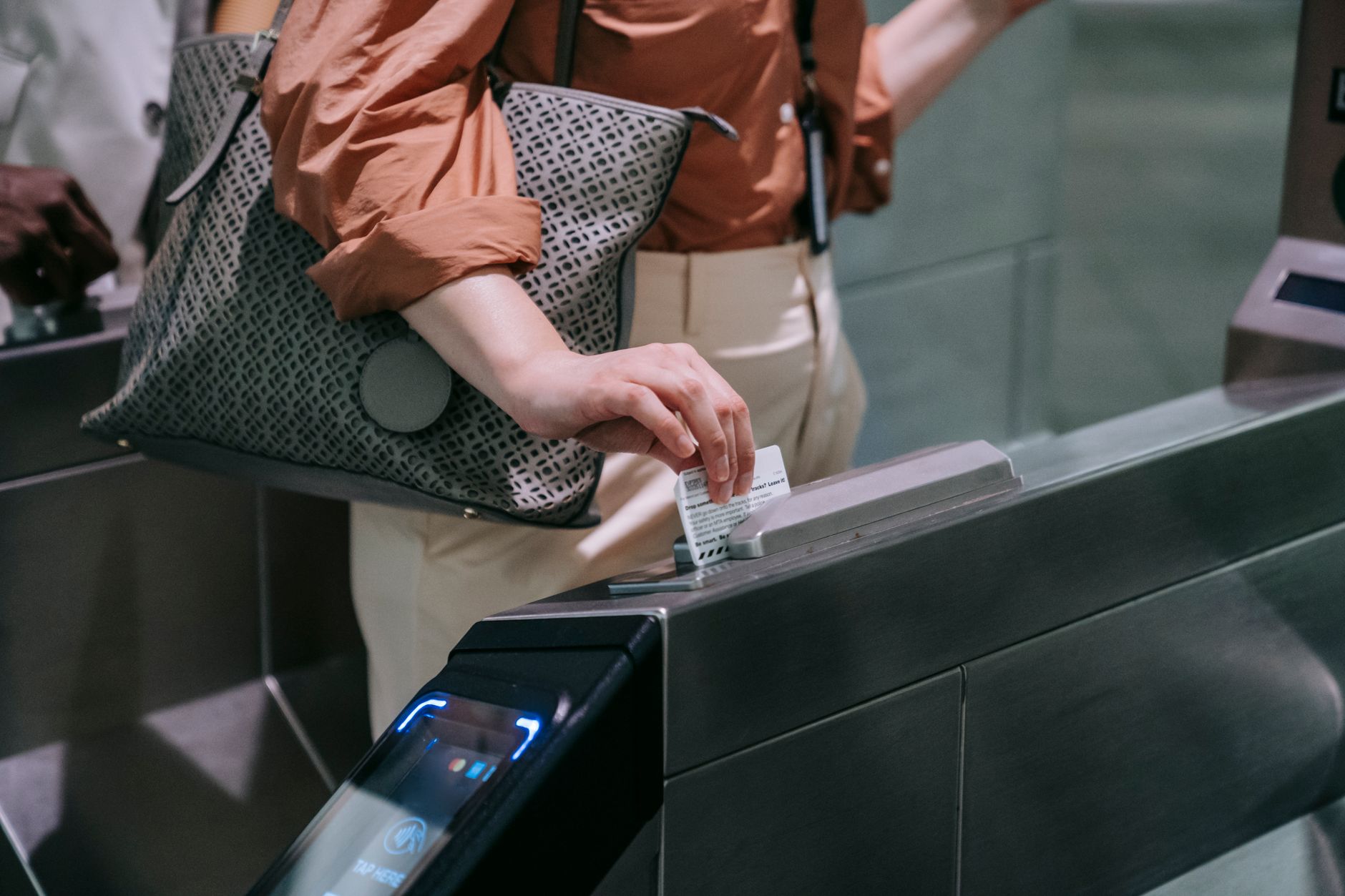 Vấn đề 2: Tốc độ xử lý chậm vào giờ cao điểm