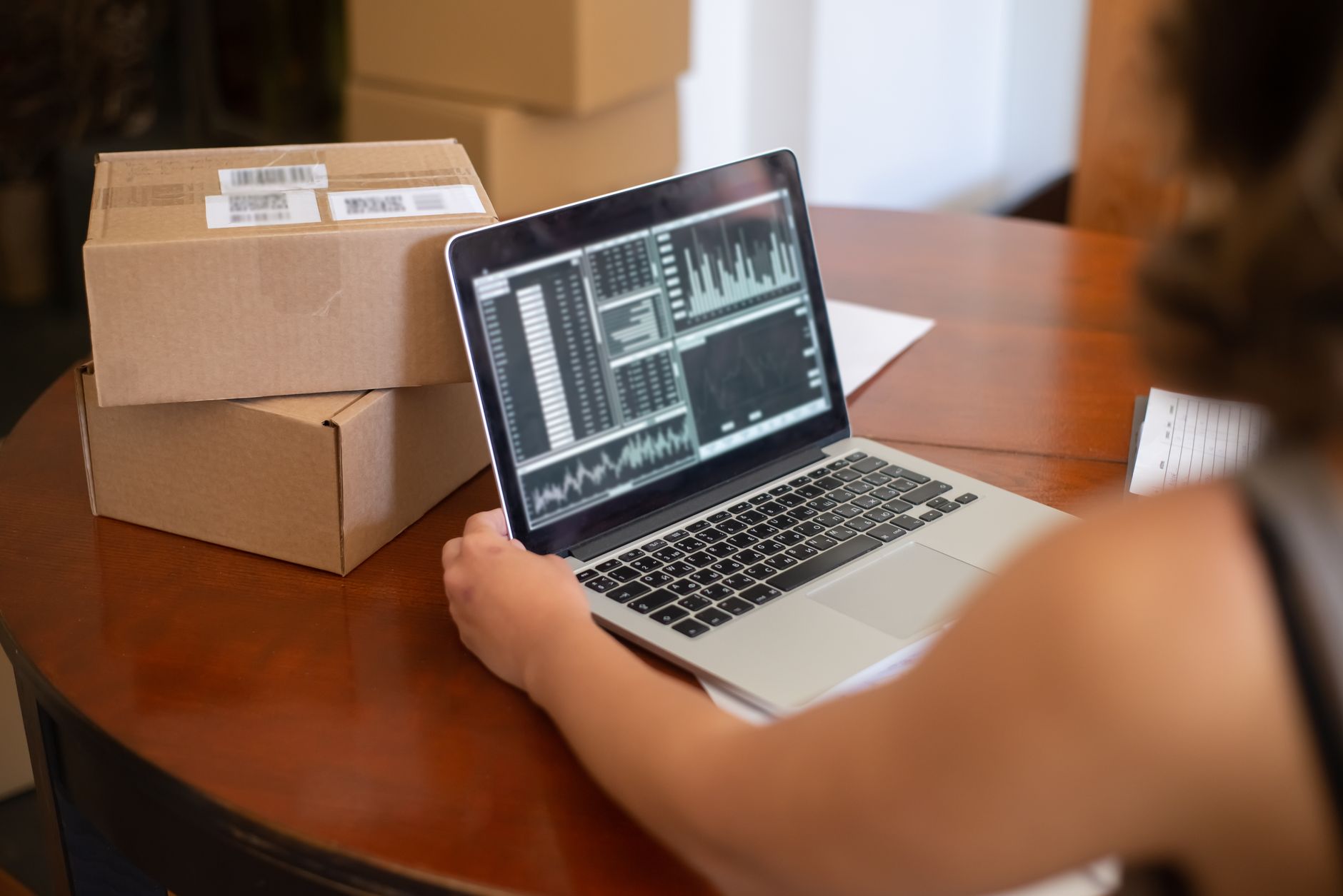 So sánh chi tiết ShopperTrak vs Xovis: Chọn giải pháp nào cho siêu thị Việt?