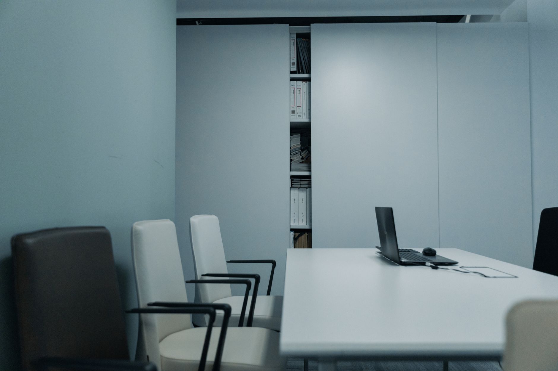 Case Study: Văn Phòng 5 Phòng Họp Tiết Kiệm 40% Nhờ Occupancy Sensor