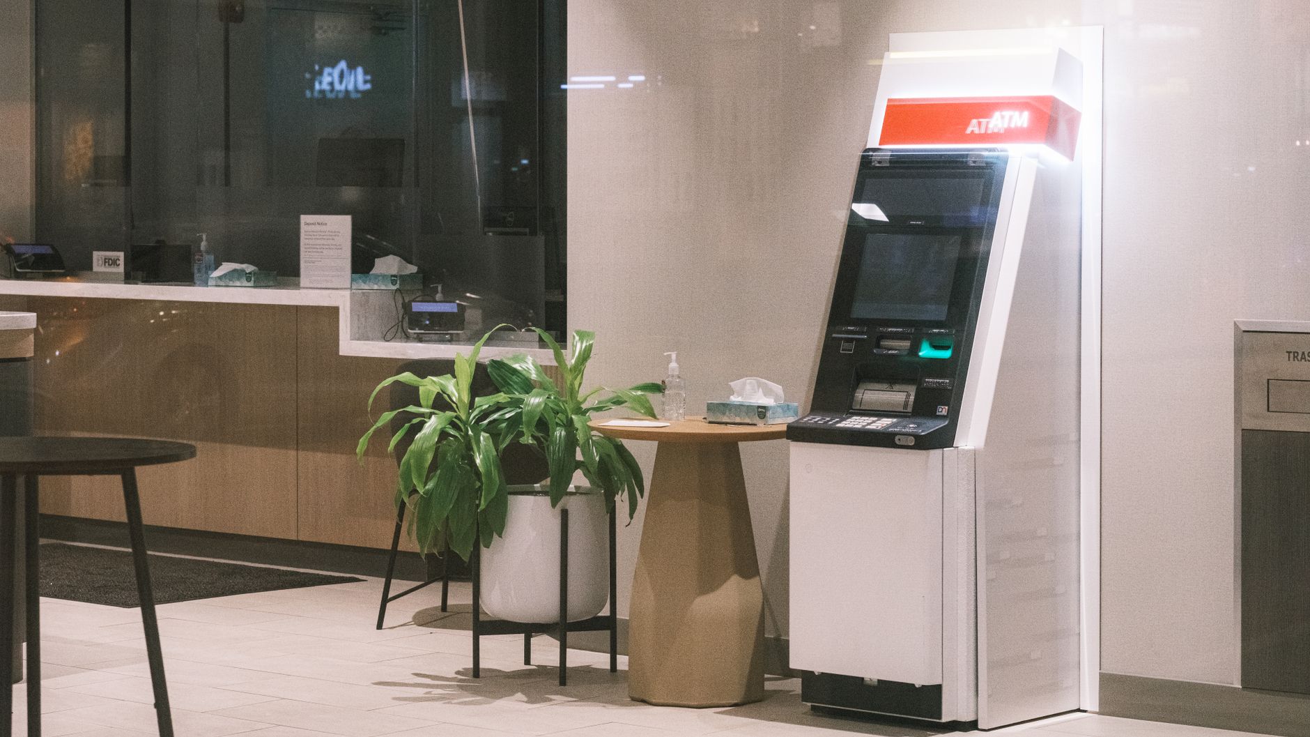 Kiểm soát ra vào ATM 24/7: Giải pháp Access Control Face ID cho ngân hàng