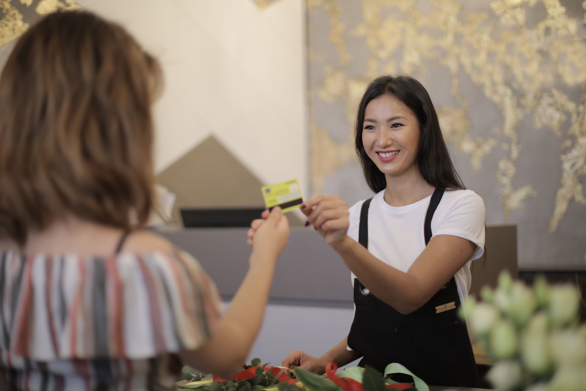 5. Service Time — Thời gian phục vụ tại quầy