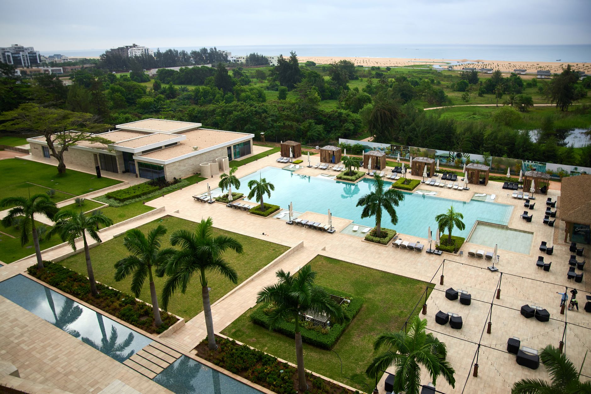 So sánh thẻ từ RFID và Face ID cho kiểm soát tầng khách sạn resort 2026