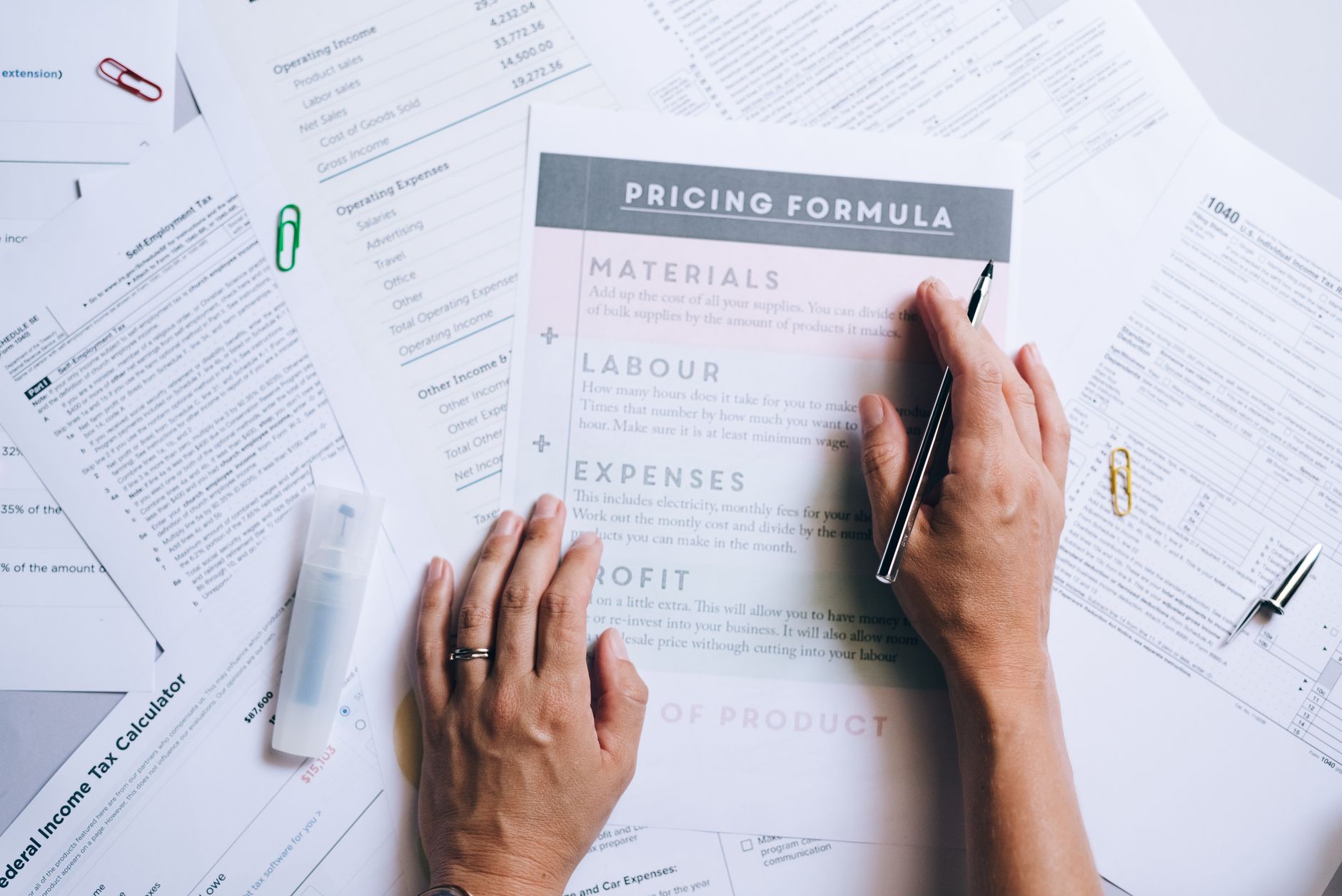 So sánh chi phí: Phần mềm trả phí vs phần mềm bãi xe không phí license
