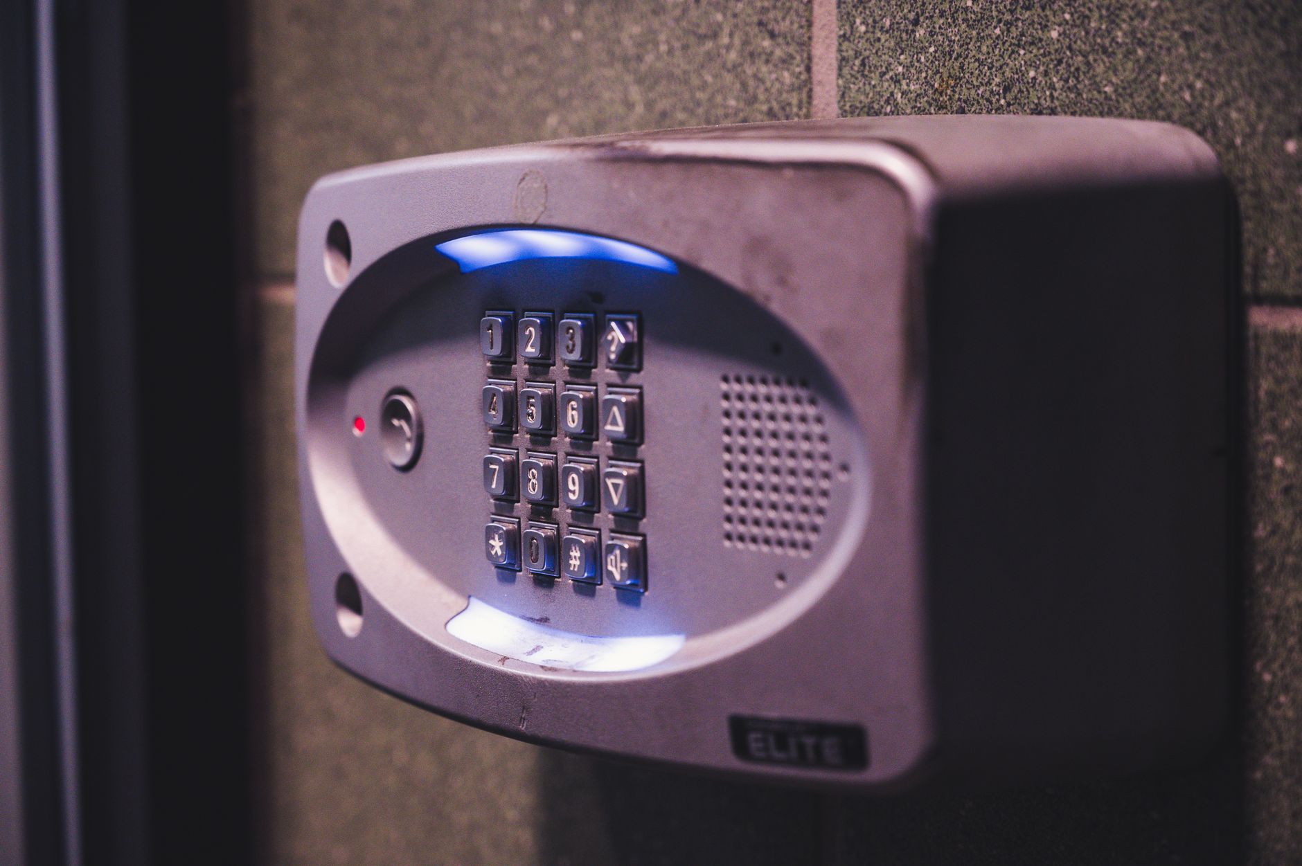 Yale Assure Lock 2 Touch WiFi — Smart Deadbolt cảm ứng cho cửa US standard