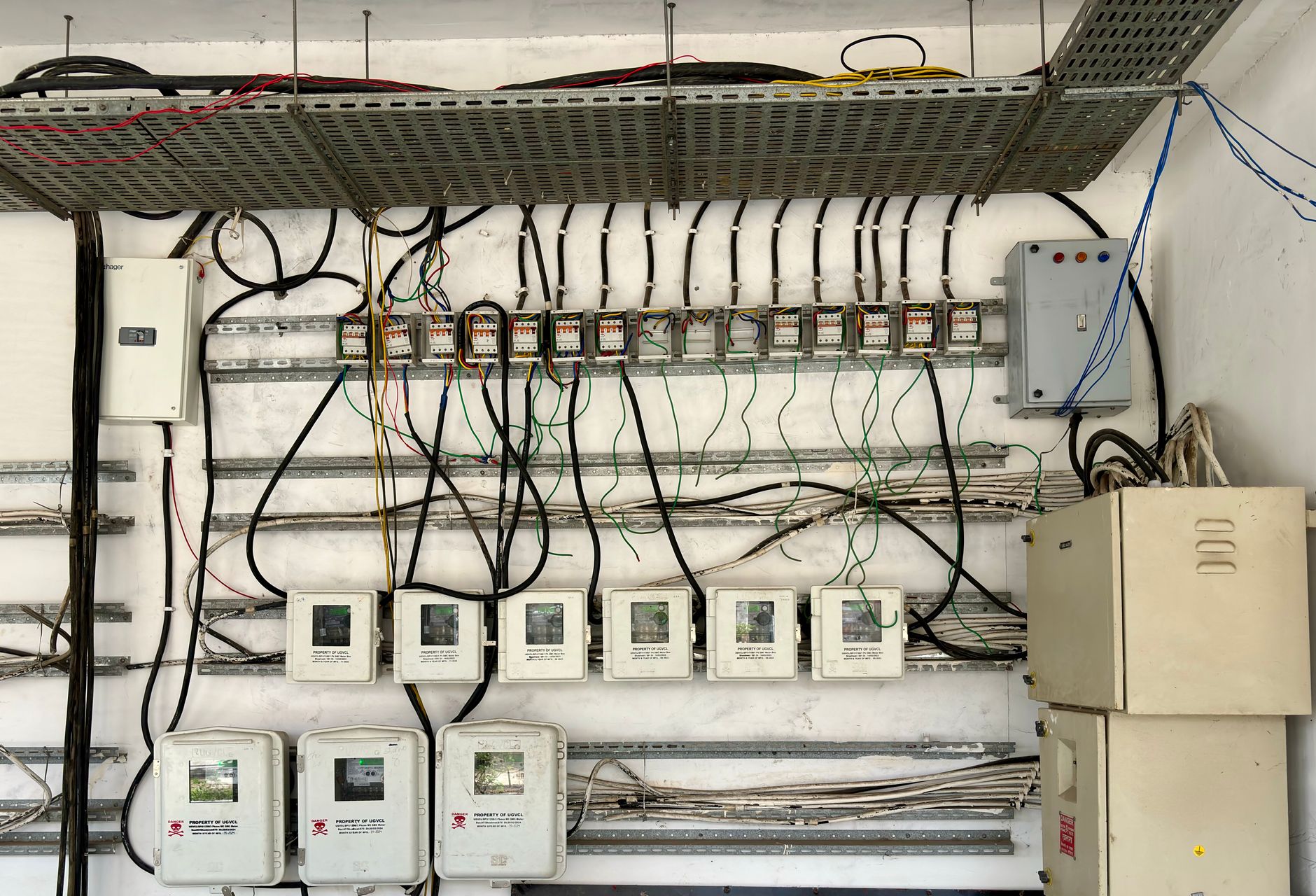 Thang máng cáp nhập khẩu: đặc điểm & ai phù hợp