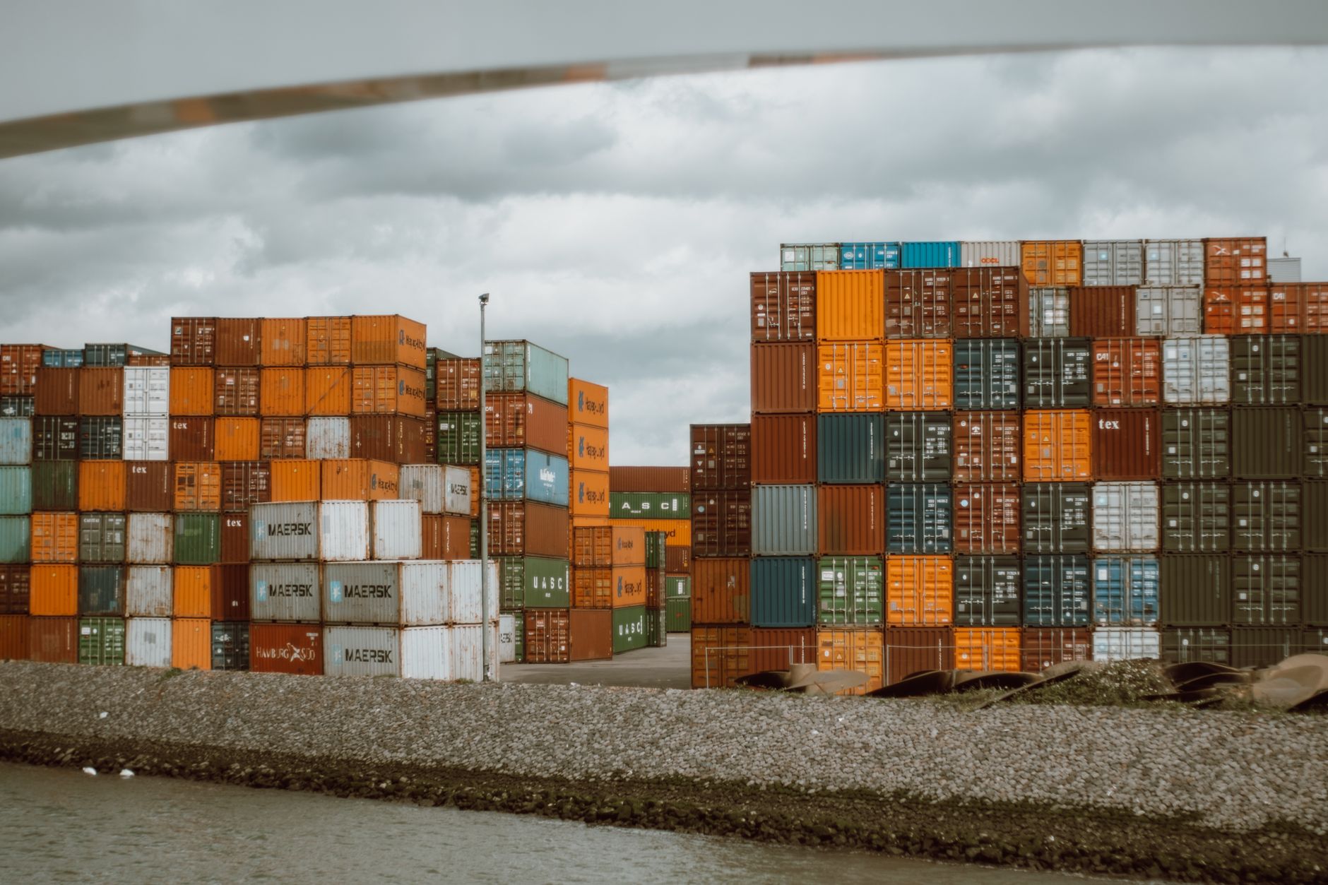 Giải pháp RFID quản lý container và xe ra vào bãi tự động là gì?