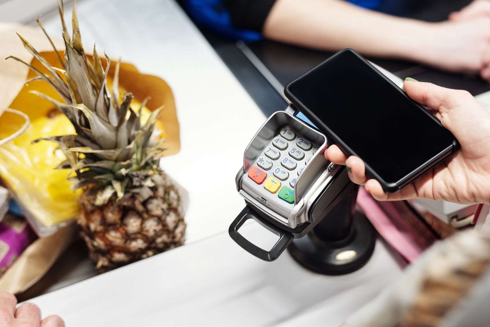 So sánh chi tiết: Camera AI vs Cảm biến chuyên dụng vs POS