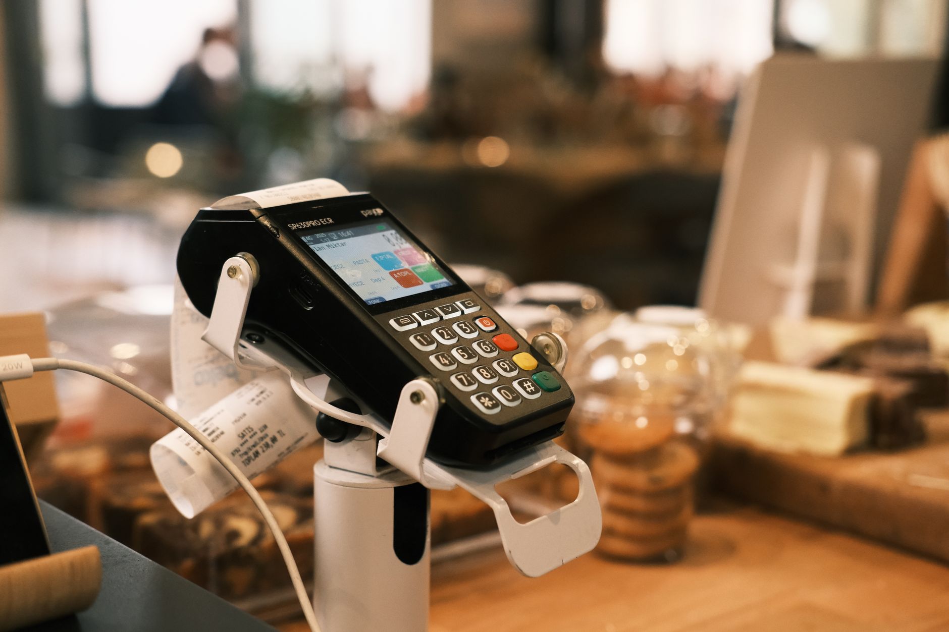Bảng so sánh chi phí đầu tư phần cứng POS cho quán cafe 2026
