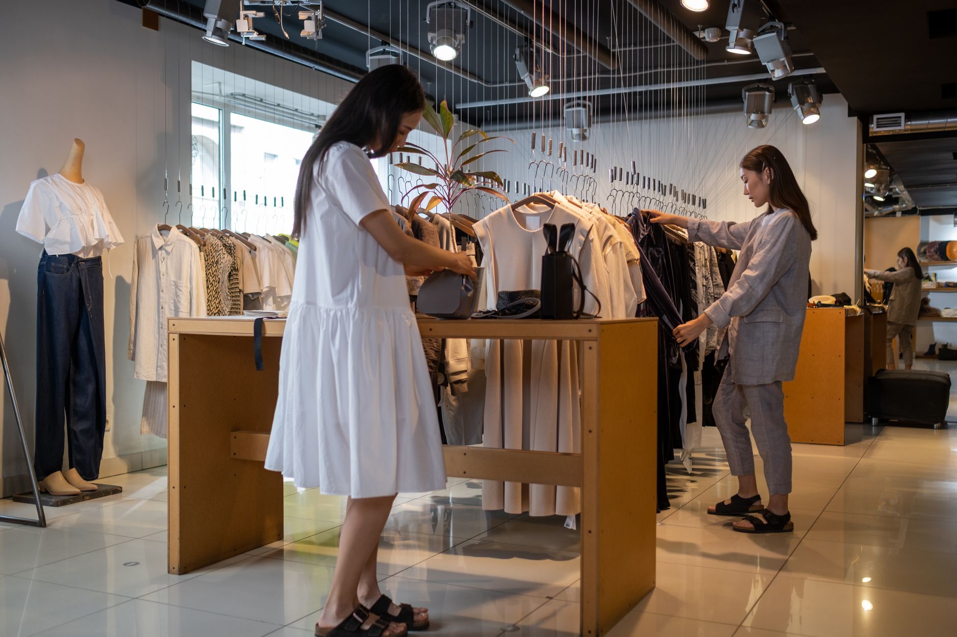 Chi phí phần cứng RFID cho chuỗi thời trang là bao nhiêu?