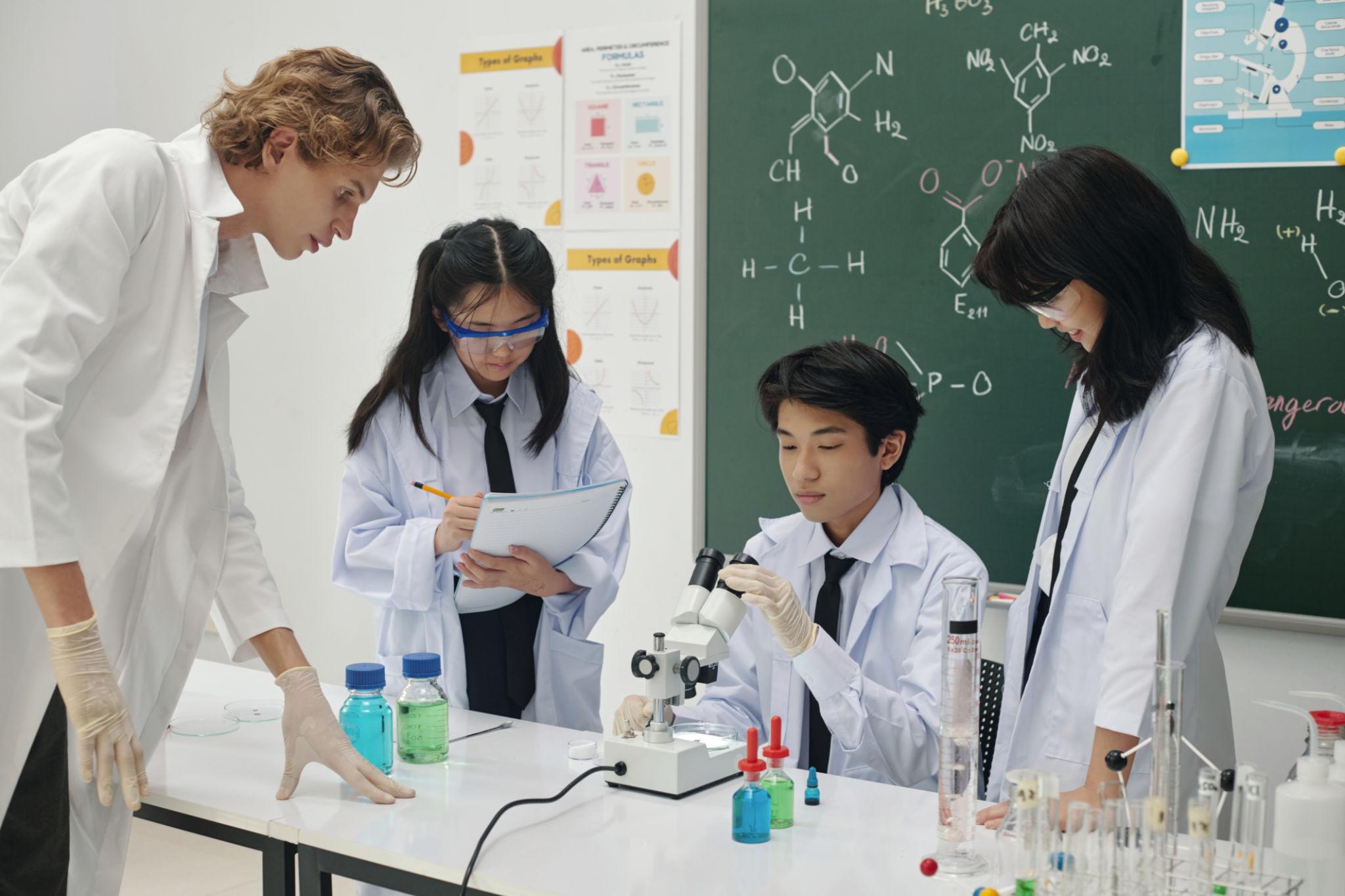 Giải Pháp Thiết Bị Giáo Dục: Tối Ưu Quản Lý, Nâng Cao Trải Nghiệm Dạy & Học